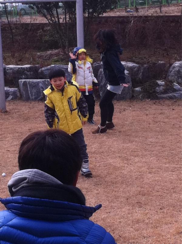 smugman74's tweet photo. 광주 첨단 마당에서 축구하는 아들들... http://t.co/SToCmhkS