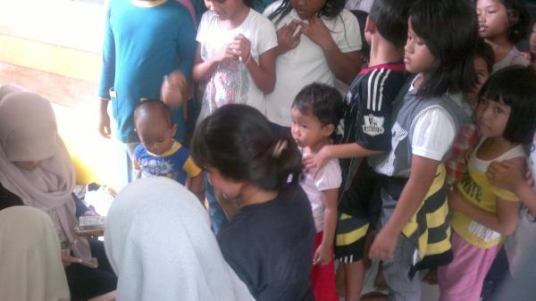 GiveKidsBooks's tweet photo. Sekaraang, pembagian konsumsi untuk anak-anak. http://t.co/w9fkEDn3