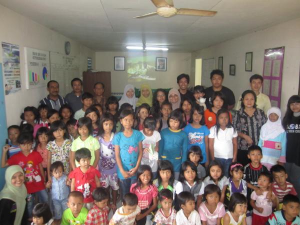 GiveKidsBooks's tweet photo. Kru Give Kids Books, bersama anak-anak dan pengurus TBM Jendela Dunia  :) http://t.co/L3mbZ0EJ