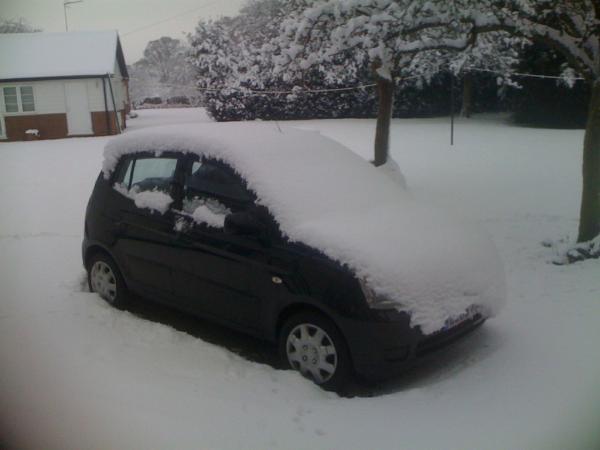 lydtester's tweet image. MY CARRR :'( #snowisthedevil