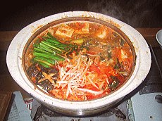 ★幻の沖縄アグー豚&地鶏のコラボキムチ鍋この冬お安く限定販売★3~4前2500!!サリ麺付き自信満々癖鍋さんとう地図santo310.com/http://www.san…わ