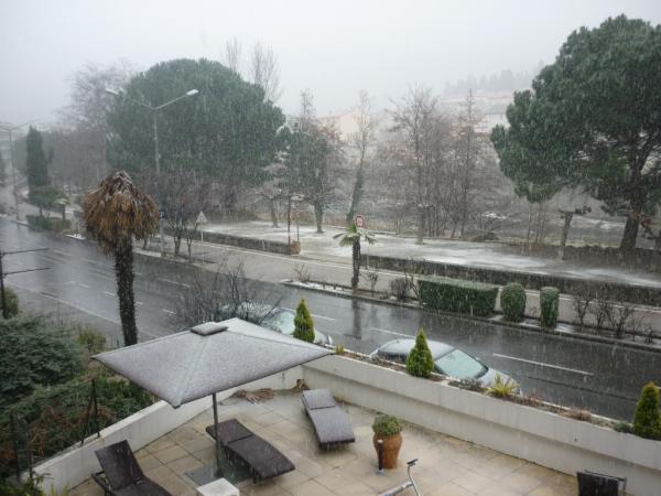 Sam__Lindsay's tweet photo. just starting to snow.. lucky I'v already got my ride out of the way http://t.co/KfMHZUjJ