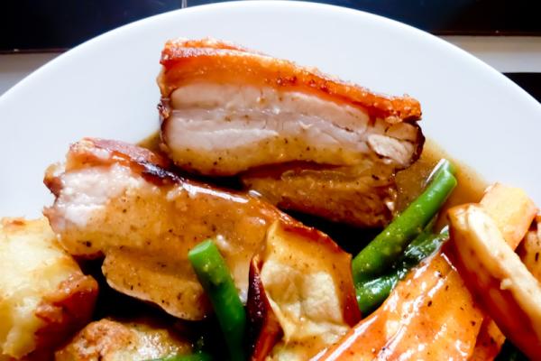 hellomilo's tweet image. Roast pork with all the trimmings. #satiated
