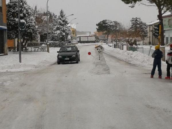 v_senigallia's tweet photo. #neveasenigallia un insolito vigile urbano. A Pianello di ostra http://t.co/XXbIbHKa