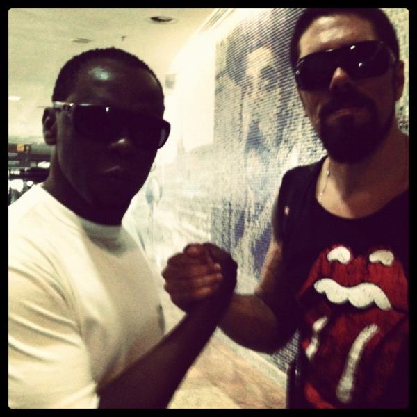 ORappa's tweet photo. Papo entre baixistas com Tchello do @DetonautasRC ^LAURO http://t.co/ULvrCPc1
