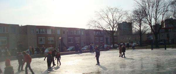 IJsbaan is open! Mogelijk gemaakt door Wijkraad West-Boswinkel, Gemeente Enschede en jij maakt de buurt