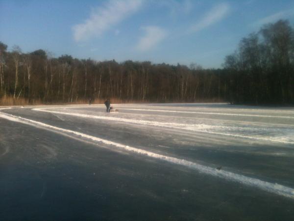 Saasveld's tweet photo. De ijsbaan van het Molenven wordt weer sneeuw vrij gemaakt door ijsmeester Frank! Ziet er weer perfect uit! http://t.co/4cTEJeKl