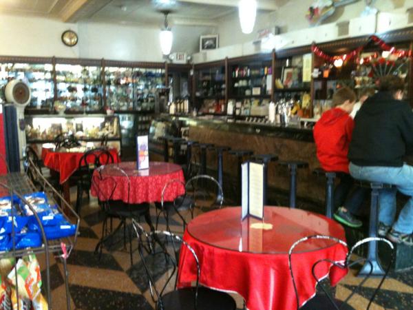 MissRobin1981's tweet image. We found this old fashion ice cream / soda fountain shop in the Strip today.