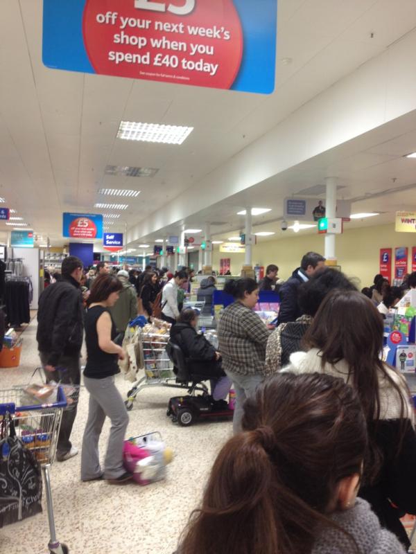 Why is grocery shopping so chaotic here?!! Ahhh! People are fighting for a spot in the queue! #tesco #myharristeeter