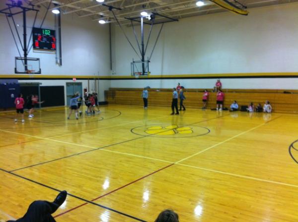 JerimiahLee's tweet image. Busy watching baby sister @vea2787 shooting 3 pointers. #bballstar