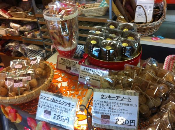 akinopan6's tweet photo. バレンタインに向けてお菓子用意してます。
糸満店のマック近くにある雑貨屋フワリさんに置いてるお菓子達♬
新商品作りに力を入れて、作っていくぞ！ http://t.co/cVPvMCuT