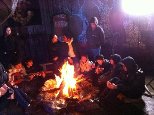 OYUNCULARI's tweet photo. Kubi Tv Filmi çekimleri dün gece geç saatlere kadar sürdü.Yagmur altında gecen cekimler eğlenceli gecti http://t.co/eIulaRgZ