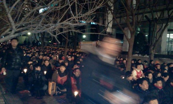 p74p's tweet photo. RT @jenna_81: 외환은행 화이팅! RT @sun7512: 20:30분을 넘은 시간 외환은행 경수인 직원들 추위��도 꿋꿋합니다 촛불은 어둠을 이기기 위해 타올릅니다 http://t.co/dkGD78fg