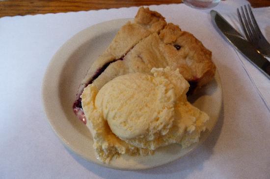 Copprcrkrest's tweet photo. ...and a piece of pie with ice cream, yummy. http://t.co/PW2JslGa