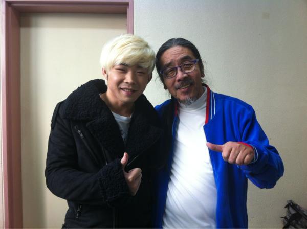 ipodvip's tweet photo. 생각보다뱃살이 많으시네요 ㅎㅎㅎRT @oisoo: 백청강과 함께 대기실에서. http://t.co/bXXzhSX6