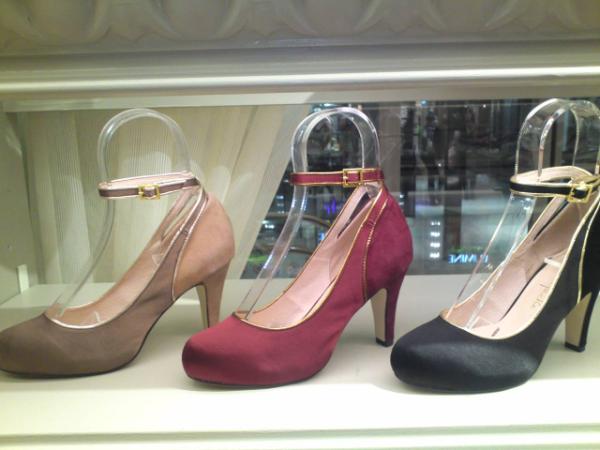 picheabahouse's tweet photo. 【 LUMINE1 3F ピシェアバハウス】
パーティーシーンにぴったりの靴が入荷しました！サテン生地&ヒールの高さで脚がキレイに見えます◎またストラップの金具が珍しい形なのもポイントです★是非、店頭にてお確かめになってみて下さい！ http://t.co/mwUXAkD8