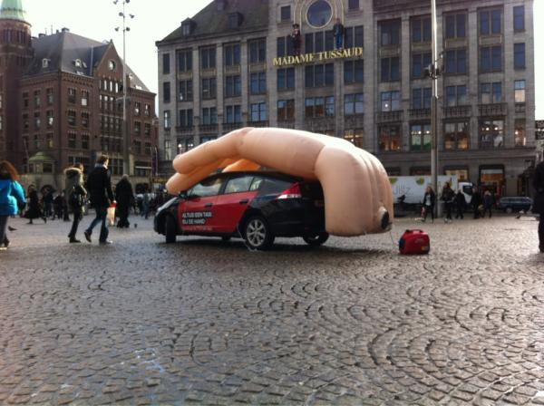 #Guerrilla #campagne #tcataxi op de Dam in Amsterdam. Ontwikkeld door #oneshoereclame