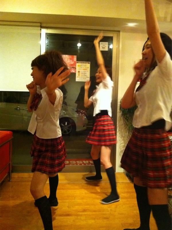 yukierockets's tweet photo. 四ツ橋にAKBがいた！！あたしの友達は立ち位置的にあっちゃん役やな★♪(´ε｀ ) http://t.co/KhvEN1am