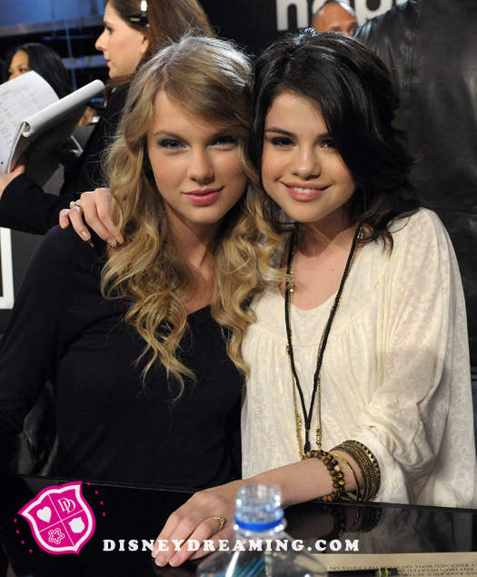 TaylorSwiftIND's tweet photo. #swiftpict Taylor Swift and Selena Gomez! Taylor Swift is Perfection♥ http://t.co/QitvPMDS