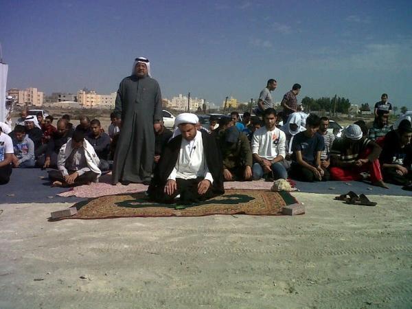 صور الصلاة في مسجد كويكبات المهدم بإمامة فضيلة الشيخ محمد حسن خجسته