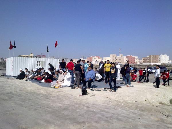 “<a href="/NahjAlThawra/">نهج الثورة</a>: صورة: بعد الصلاة على أنقاض مسجد الكويكبات (توبلي-الكوّرة) بإمامة الشيخ محمد خجسته #Bahrain
<a href="/massajed/">الدفاع عن المساجد</a> ”