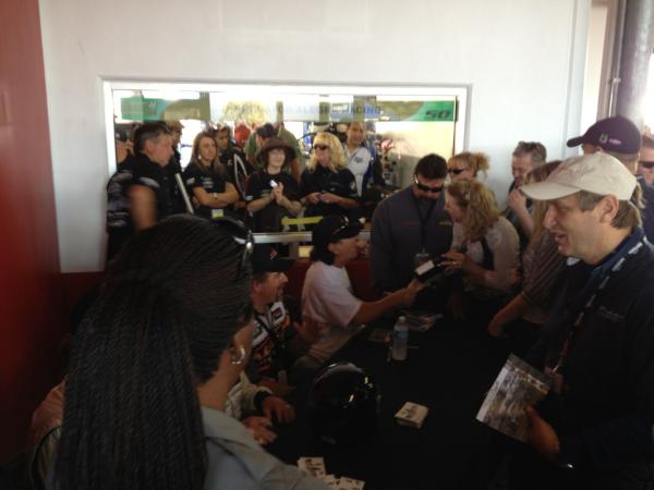 ACDC_BRASIL's tweet image. Brian está autografando seu livro em Daytona para ajudar a @austinhatcherfo na campanha #HighwaytoHelp . Tmb quero um!