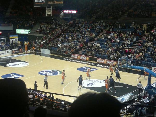 titoforty's tweet photo. En el basket viendo al Valencia http://t.co/ebuHS0J9