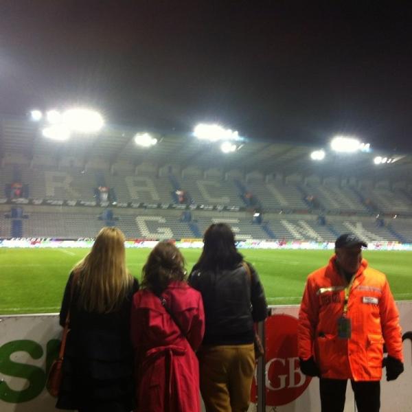 FlairBelgie's tweet photo. Drie vrouwen in een voetbalstadion. #zoekdefout Girls on a (top secret) mission. #tobecontinued http://t.co/ZHbyISml