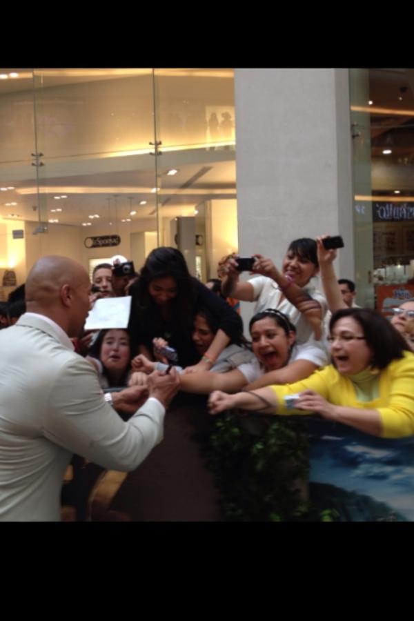 TheRock's tweet photo. Team Bring It Mexico! #LosQuieroMuchoTambien http://t.co/024rhOYn