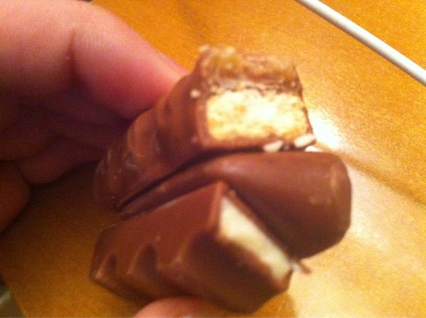 salvo87na's tweet photo. "@apetrazzuolo: Nuovo mix trigusto appena sperimentato, merita! Kinder+gianduiotto+twix ;) http://t.co/V02BvAjF" Wow!secondo me è Buonissimo