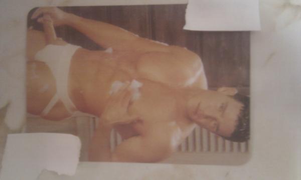 simonmoat1983's tweet image. OMG! My friend just caught me getting ready after a bath and took this photo.#soembarrasing