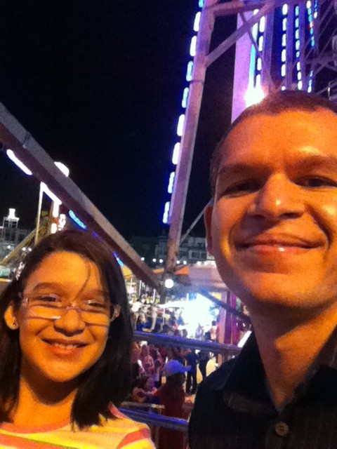 juniorevans's tweet photo. Na roda gigante com Glorinha, linda de cabelo curto agora. http://t.co/fdHfpHTG