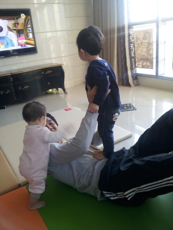 gomnmong2's tweet photo. 아빠와서 신난 아들 딸..ㅎㅎ
강미니는 아빠한테 안겨서떨어질줄을모르고 눈앞에서 아빠가사라지면 아빠~~하고찾기바쁘다ㅎㅎ유민이는 아빠오고난후..엄마를버렸다..ㅠ 사랑스런꼬맹이들♥ http://t.co/sMLNhkDK