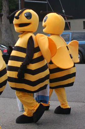 ntro's tweet image. #UCLA, when you see life-size dancing bees on campus today, you'll know we've arrived #ntroUCLA