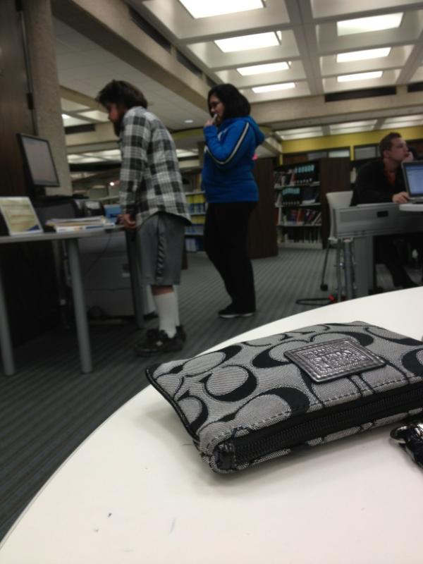 lisakay001's tweet image. is this real right now? Plaid shirt athletic shorts and high socks... @UofAProbs ..#styleproblems