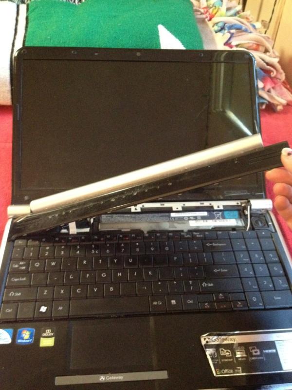 kaylacarpenterr's tweet image. #RIPcomputer :/