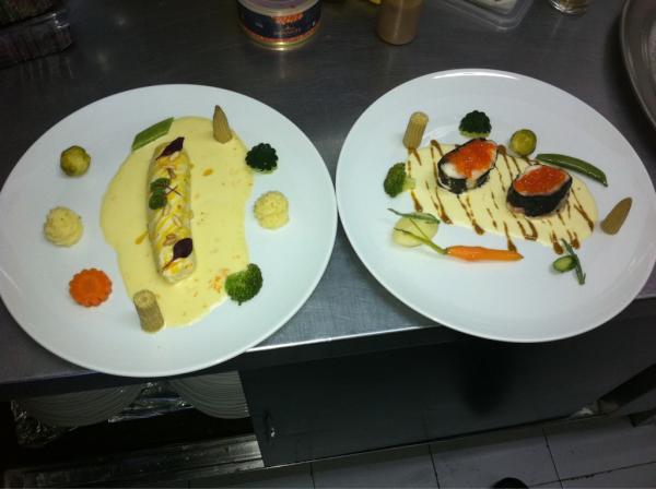 AlbertySimon's tweet photo. A la Izq: Filete de Lenguado Relleno de Salmon y Salsa de Naranja. 
A la Dcha: Rape con Alga Nori y Caviar de Salmon. http://t.co/naRaJbiK