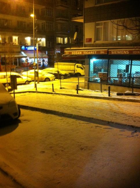 deryaal's tweet photo. Beşiktaş kar http://t.co/EfDQRAfL