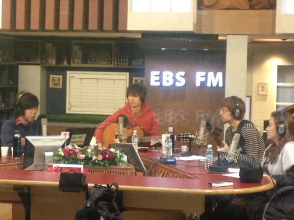 bang_pd's tweet photo. [이상순의 세계음악기행] 세음행의 DJ 였던 호란의 어쿠스틱 밴드 이바디의 스튜디오 라이브 즐겨 주세요~ EBS FM @ebsworldmusic http://t.co/Z7OdhQyl