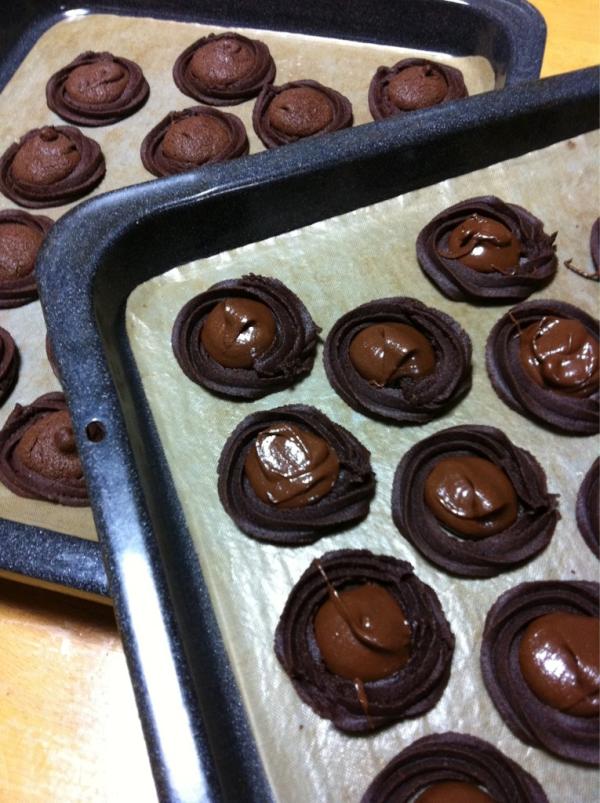 akinopan6's tweet photo. バレンタインに向けて作りこみ☆彡
ダブルチョコクッキー
焼成ビフォー、アフター♬ http://t.co/PpBQt1bM