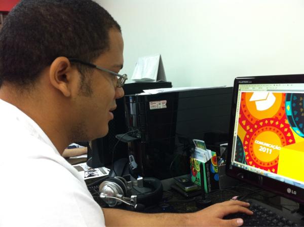 Comuniqueis's tweet photo. Pequeno detalhe do nosso convite. Na foto, Robson dando os retoques finais p/ enviar pra gráfica #formatura #LasVegas http://t.co/TOJfsv1e