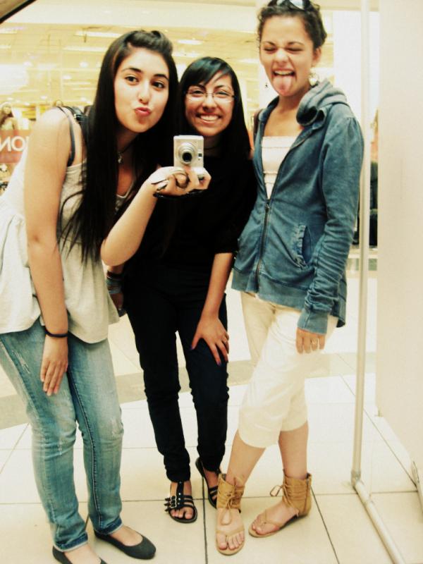 MichelVejar's tweet photo. Una foto de la salida con las chicas @AlvarezConni @cami_mariel las adoro http://t.co/l0tij55u