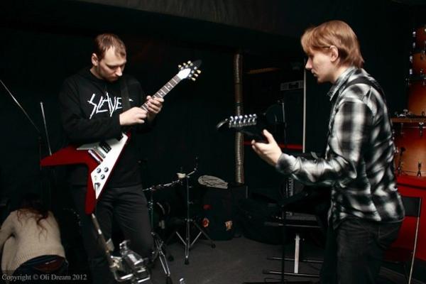 Selenseas's tweet photo. Наши музыканты на студии # ZoomZoomRec.Гитары #GibsonExplorer2008 и #GibsonFlyingV. http://t.co/DxwgUQkT