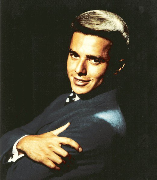 HOY es Cumpleaños de uno de los Grandes del Rock & Roll,Enrique Guzmán,Por lo cual le Enviamos Nuestros Mejores Deseos.