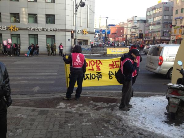 sanguk2030's tweet photo. 광명사거리 시민선전전 돌입!! http://t.co/OOwzFKIq
