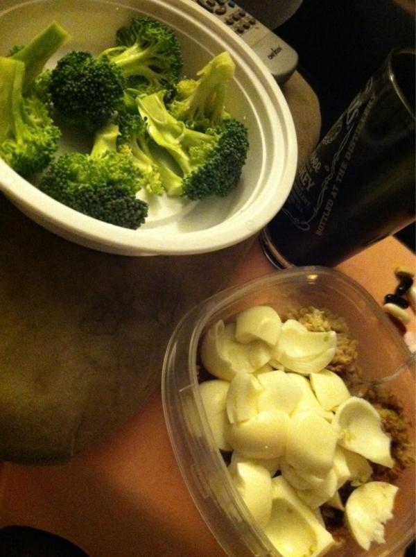 ironprincess01's tweet image. After cardio. Now meal time baby, 1/2cup oatmeal, 4egg whites &amp; broccoli!!!! #IronPrincess