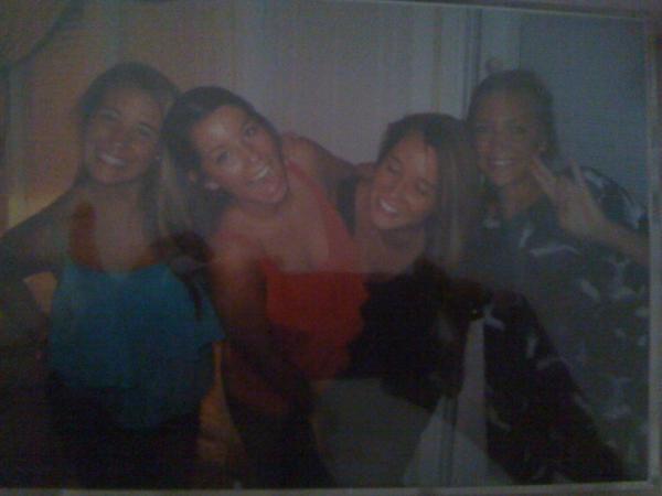 AmyEEck's tweet photo. Time to reunite! @momohorn @EmilyECKE skip school #gettolbk @tor22freeman http://t.co/RSBxl5Yx