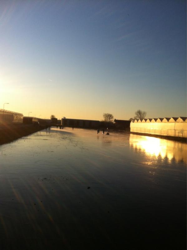 LoensBar's tweet photo. De enige echte schaatsbaan van s-Gravenzande "het staalduinenmeer" is vanaf vandaag ook geopend! http://t.co/ikWoO989