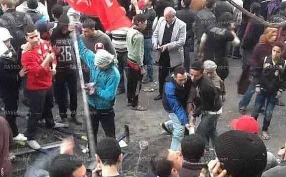 مين الراجل الأصلع اللى لابس بدلة رمادى وبيدى فلوس للمشجعين الالتراس ؟حد يقولى باللة عليكم