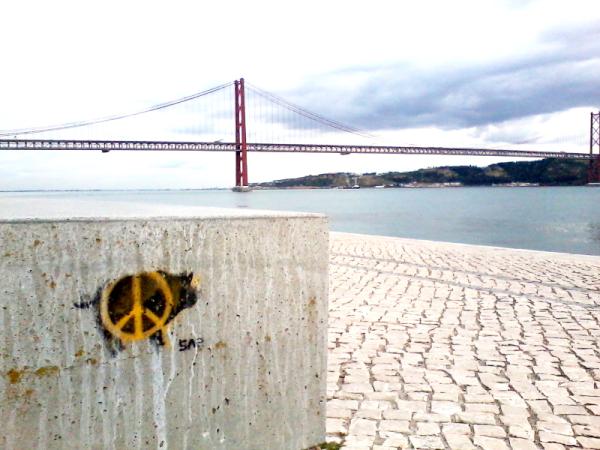 scharang's tweet photo. bridge and anarchy. lisboa http://t.co/Ge6fPjFc